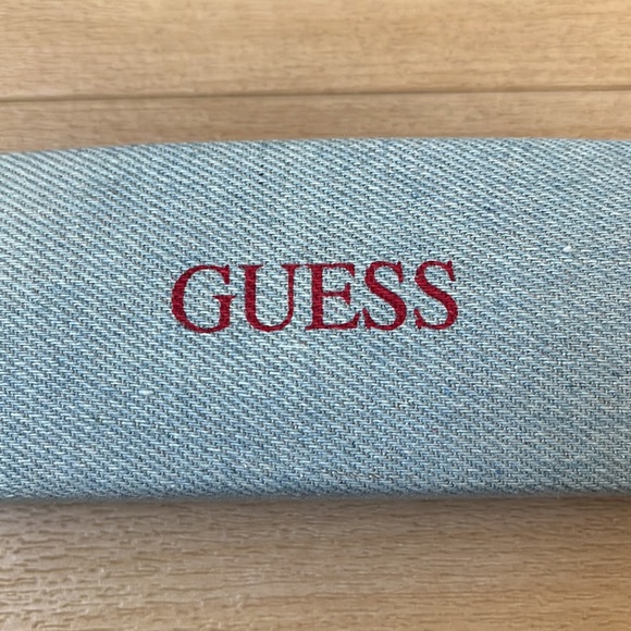 Guess Case - Picture 2 of 4